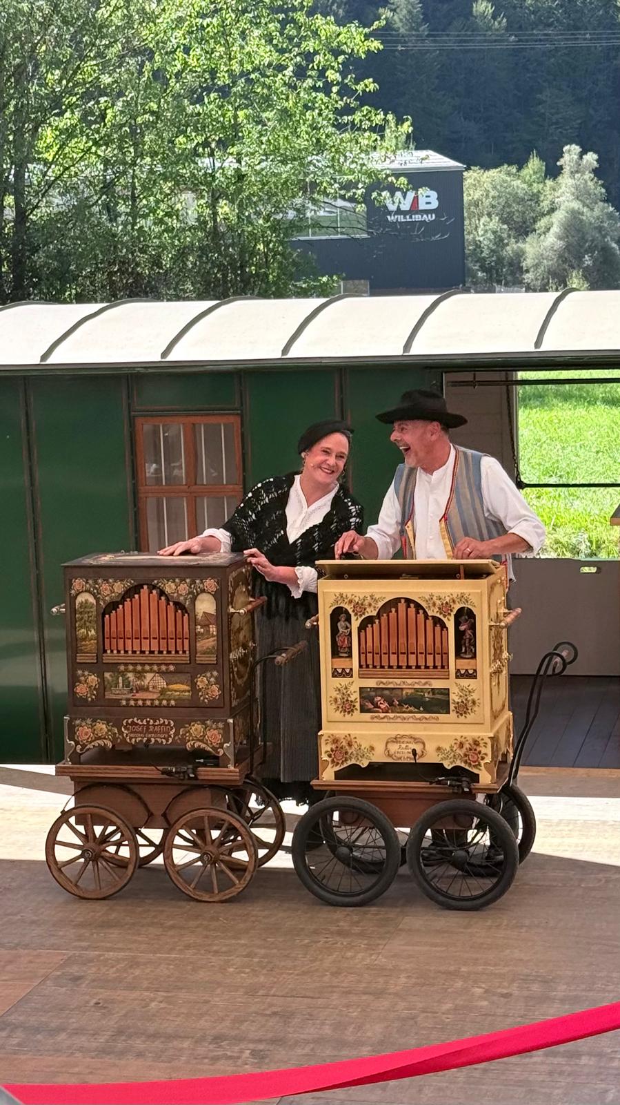 Operette am Gleis mit Drehorgeln Raffin 14