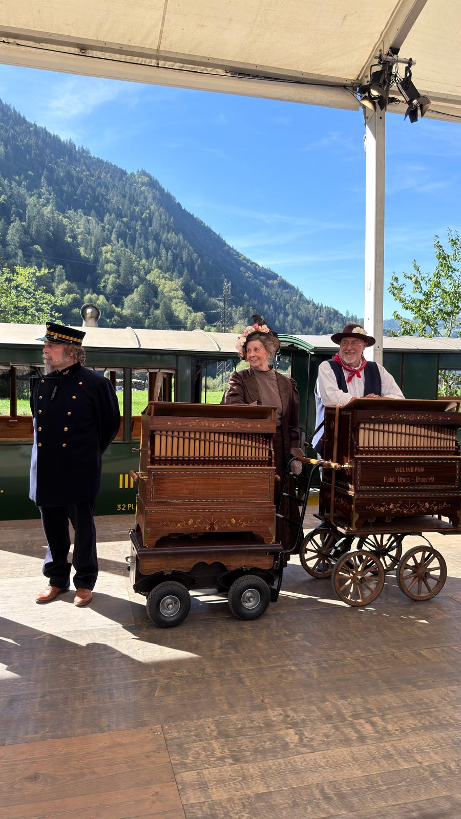 Operette am Gleis mit Drehorgeln Raffin 26